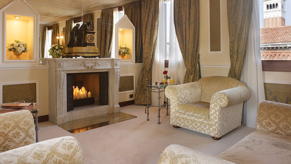002892-10-sitting-area-fireplace Baglioni Hotel Luna