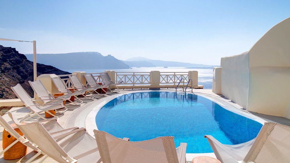 005435-32-lux3022po-166864-Pool-overlooking-the-Caldera Mystique Santorini