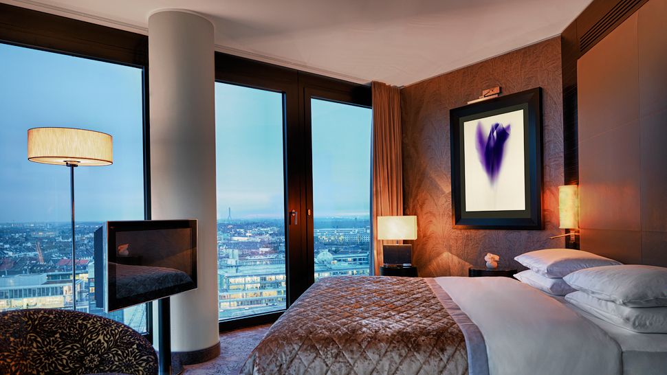 009739-01-Executive-Suite-sleeping-room Hyatt Regency Dusseldorf
