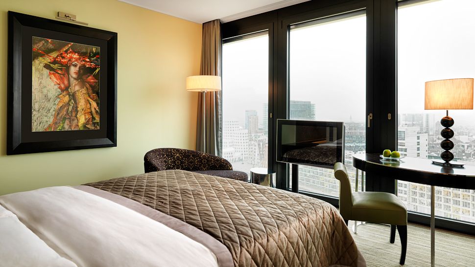 009739-11-Room-View-King Hyatt Regency Dusseldorf