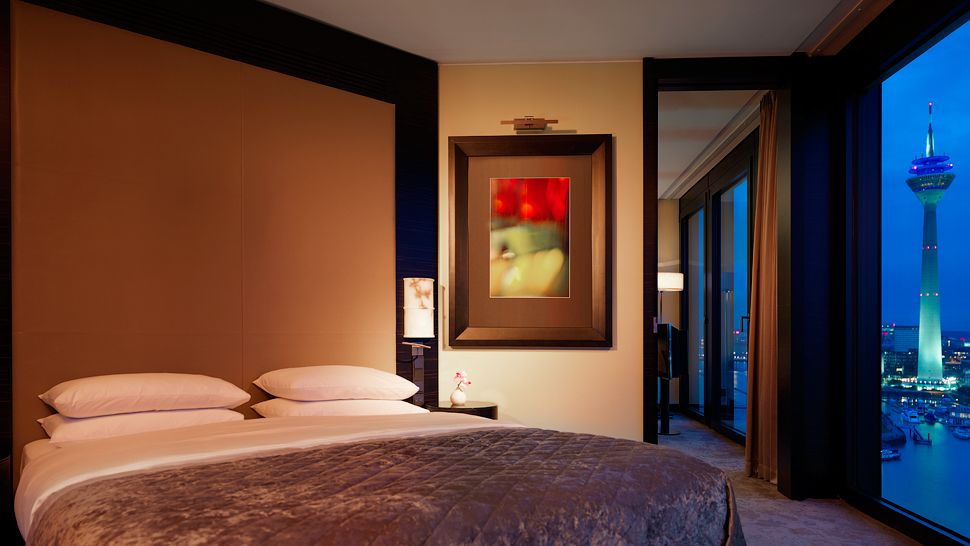 009739-12-Regency-Suite-bedroom Hyatt Regency Dusseldorf