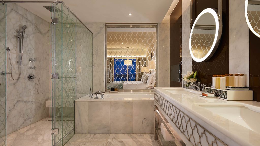 011108-28-7.-waldorf-astoria-dubai-may-2014-king-deluxe-bathroom - Kopya Waldorf Astoria Dubai Palm Jumeirah Dubai
