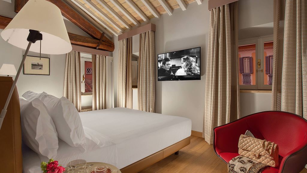 100487-09-ScanderbegBedroom-TV2 Palazzo Scanderbeg