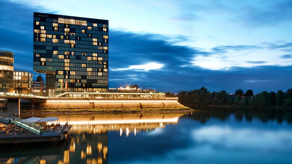 Hyatt-Regency-Dusseldorf-009739-01-DUSSE_P164_Exterior_night_49676 Hyatt Regency Dusseldorf