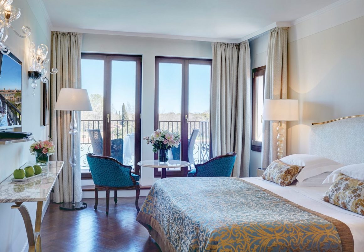 cip-acc-room-double-lagoon-view-with-balcony01_1600x1111 Belmond Hotel Cipriani