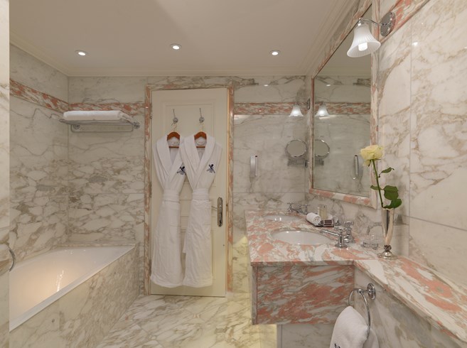 lw0420_76247097_790x490 The Ritz London