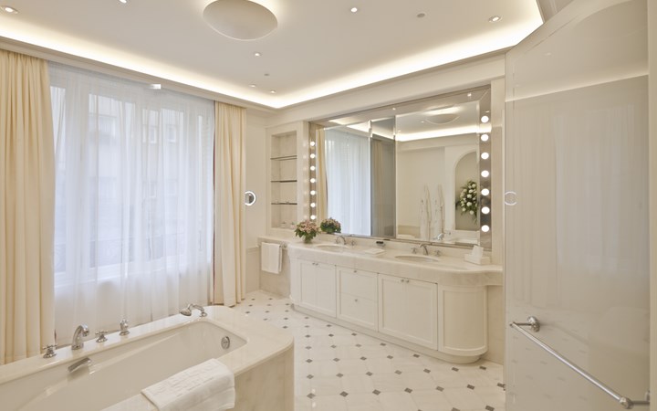 lw0612_39923414_720x450 Le Bristol Paris