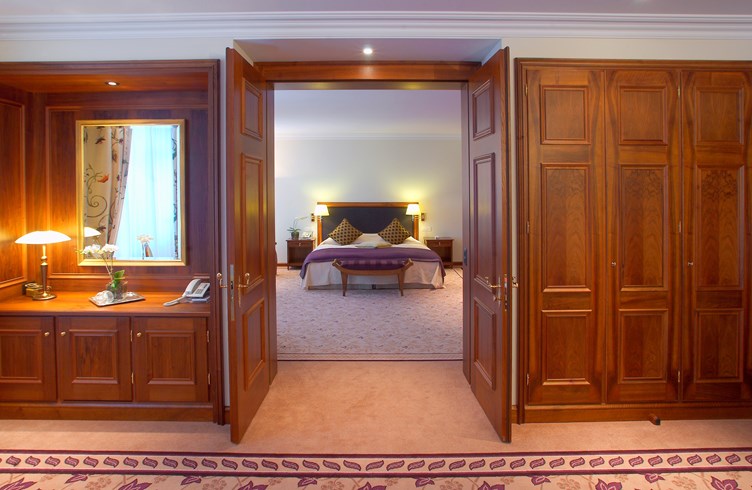 lw1616_72988520_790x490 Suvretta House